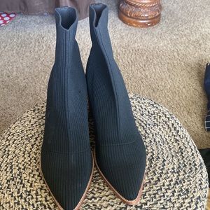 Women Black Boots with Pointed toe